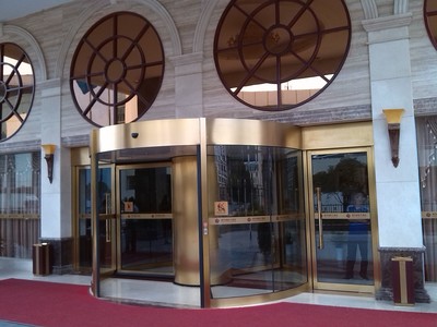 旋轉門首選廣東堅鋒JFMY，覆蓋華南所有城市售后服務無憂